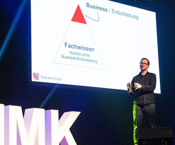 Florian Schoel auf der Bühne des Internet Marketing Kongress IMK 2019